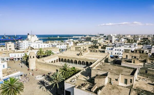 Yükseklikten liman ve Medine sousse tun üzerinde göster — Stok fotoğraf