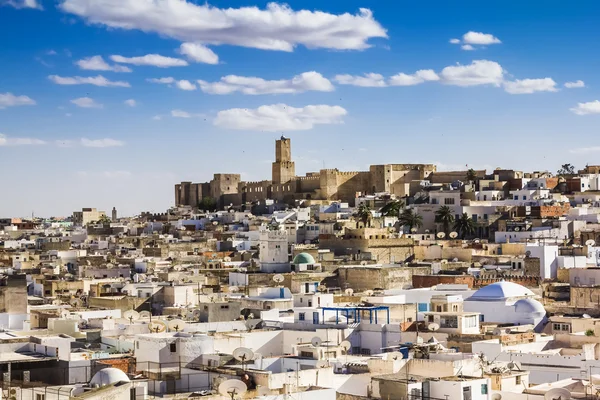 Vista da Medina e do castelo kasbah da Tunísia em Sousse . — Fotografia de Stock
