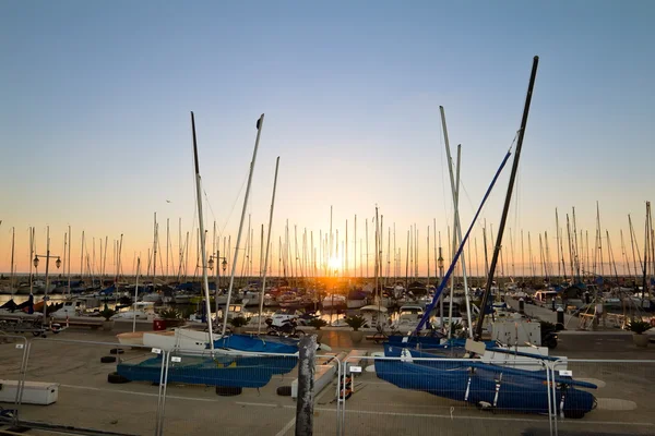 Yates en el puerto de Tel Aviv al atardecer — Foto de Stock