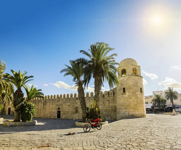 En stor moské i staden sousse i Tunisien mot ryggen — Stockfoto