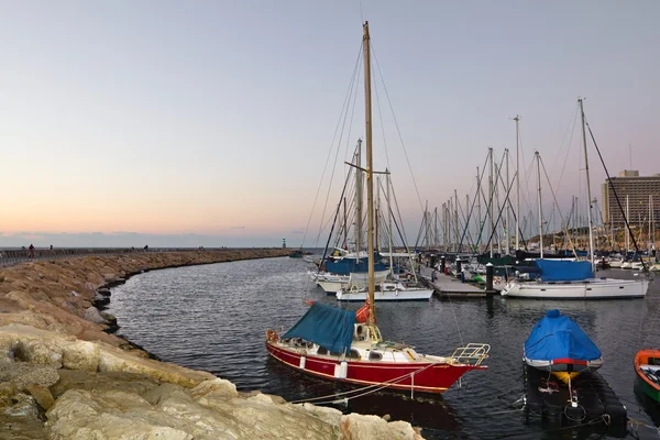 Jachten in de haven van tel aviv bij zonsondergang — Stockfoto