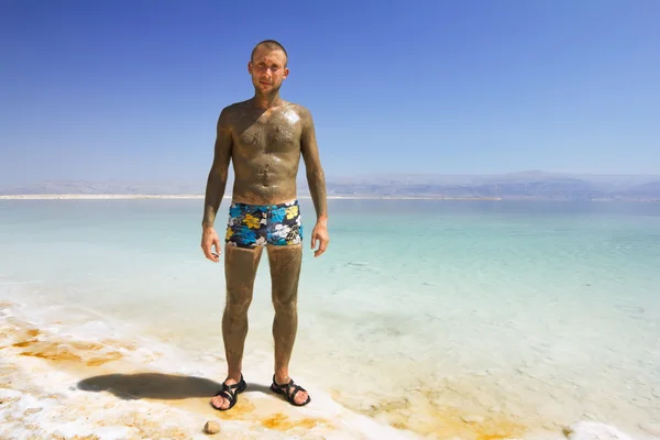 Мужчина в минеральной грязи на берегу Мертвого моря в Израиле — стоковое фото