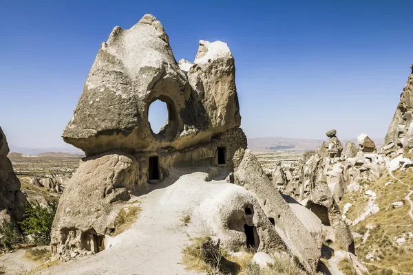 Case in formazioni rocciose vulcaniche della Cappadocia, Turchia — Foto Stock