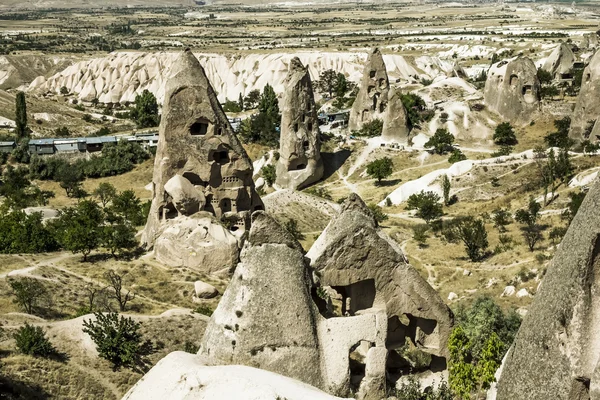 Huizen in vulkanische rotsformaties van Cappadocië, Turkije — Stockfoto
