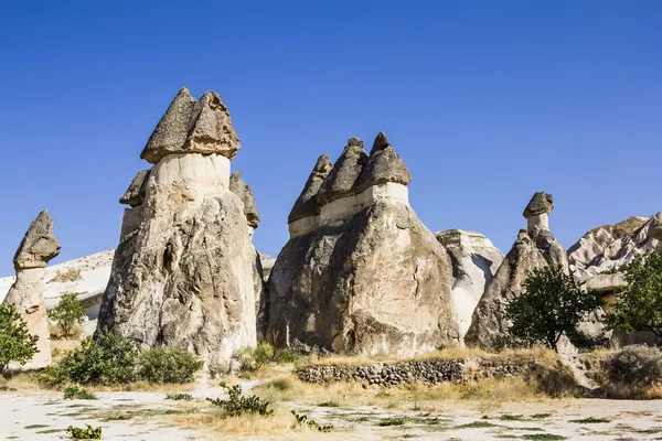 Bizarre rotsformaties van vulkanische tufsteen en basalt in cappadoci — Stockfoto