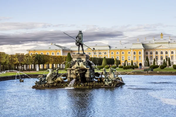 La fuente de Neptuno en el parque superior conjunto Peterhof — Foto de Stock