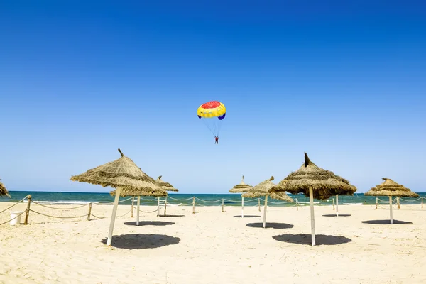 Parachute flies over the Mediterranean Sea and the beaches of Tu — Stock Photo, Image