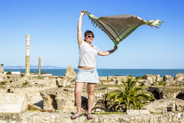 Ragazza con una sciarpa nel vento sullo sfondo di Therm Antoni — Foto Stock