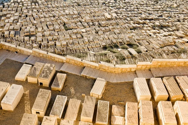 Antigo cemitério judaico no Monte das Oliveiras em Jerusalém — Fotografia de Stock