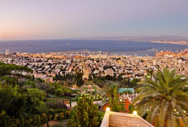 Mount carmel sunset sırasında liman ve haifa İsrail görüntülemek