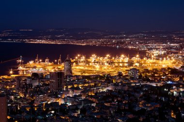 gece aydınlatma ile liman ve haifa İsrail ' Mount carmel göster