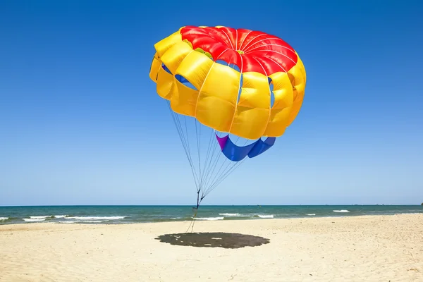 Parasailing on the beach of the Mediterranean in Tunisia — Stock Photo, Image