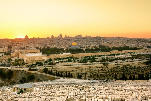 Mesquita do califa Omar (cúpula da rocha) em Jerusalém ao pôr-do-sol. Vista do monte das Oliveiras . — Fotografia de Stock