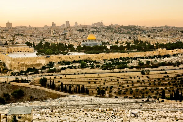 Moskén av kalifen omar (Klippdomen) i jerusalem vid solnedgången. Visa från Oljeberget. — Stockfoto