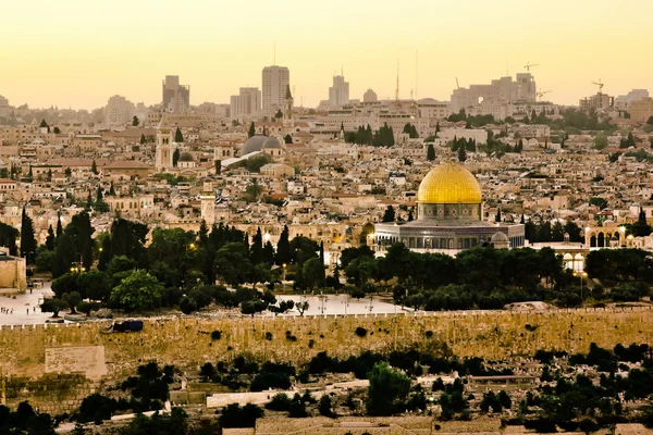 Moschee des Kalifen Omars (Felsenkuppel) in jerusalem bei Sonnenuntergang. Blick vom Olivenberg. — Stockfoto