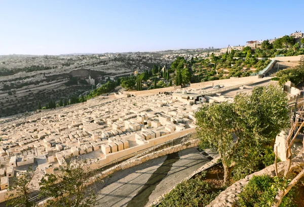 Antigo cemitério judaico no Monte das Oliveiras em Jerusalém — Fotografia de Stock