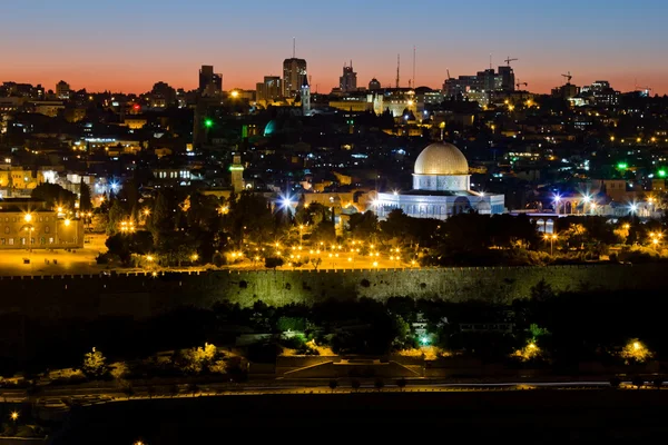 Moskee van kalief omar (koepel van de rots) in Jeruzalem bij zonsondergang. uitzicht vanaf de Olijfberg. — Stockfoto