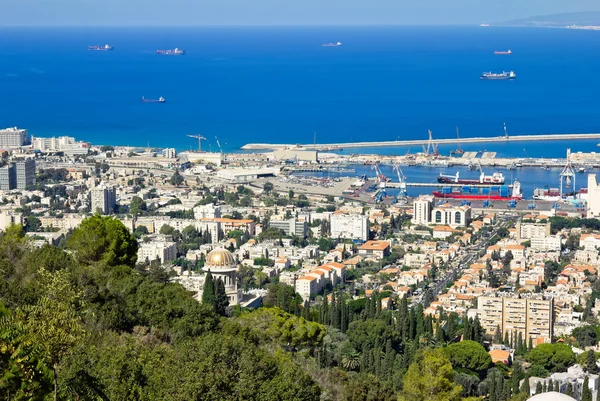 Uitzicht vanaf mount carmel naar poort en haifa in Israël — Stockfoto