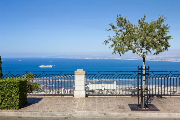 Vista desde el Monte Carmelo hasta el puerto y Haifa en Israel — Foto de Stock