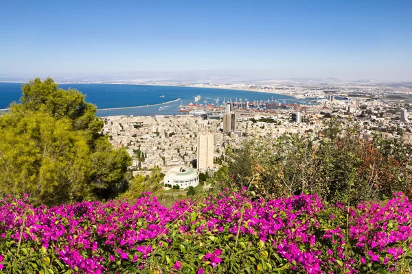 Uitzicht vanaf mount carmel naar poort en haifa in Israël — Stockfoto