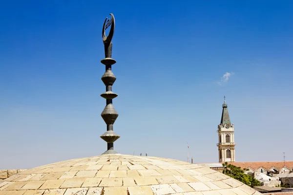 Veduta della cupola della moschea e di una cappella cattolica nella città vecchia di Gerusalemme — Foto Stock