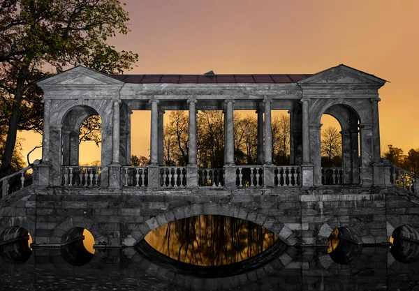 Puente de mármol en Puskin Park al atardecer — Foto de Stock