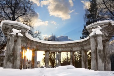 kış günü Sunset'teki pavlovsk kolonada apollo