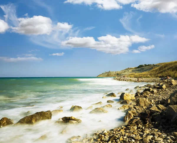 Meer Himmel Stein.Welle gewundenen Küste entstehen bei. — Stockfoto