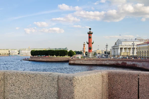 Uitzicht op de wateren van de rivier neva, de Schoorwal van vasilyevsky eiland — Stockfoto