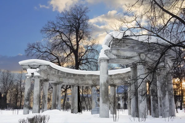 Kolonada apollo v pavlovsk na západ slunce v zimě den — Stock fotografie