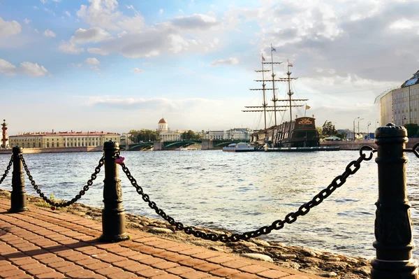 Deborkader i floden neva i st. petersburg — Stockfoto