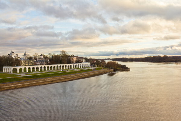 Волхов Ривер. Вид на Ярославский суд в Великом Новгороде
