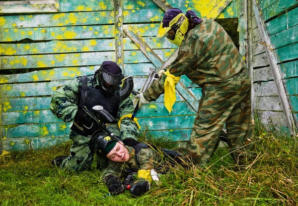 Los jugadores de Paintball capturaron al enemigo —  Fotos de Stock