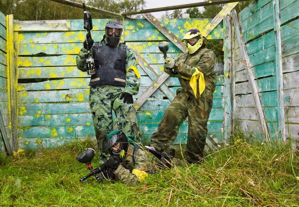 Paintball players in full gear at the shooting range — Zdjęcie stockowe