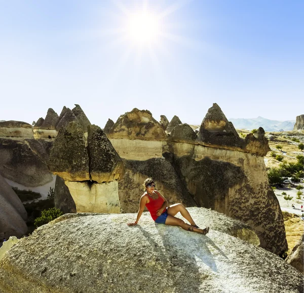 Flicka som poserar på en klippa i Kappadokien, Turkiet — Stockfoto