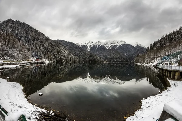 Альпийское озеро Рица зимой под мрачными облаками, Абхазия — стоковое фото