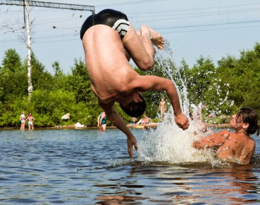 göle geri yapan adam çevirir