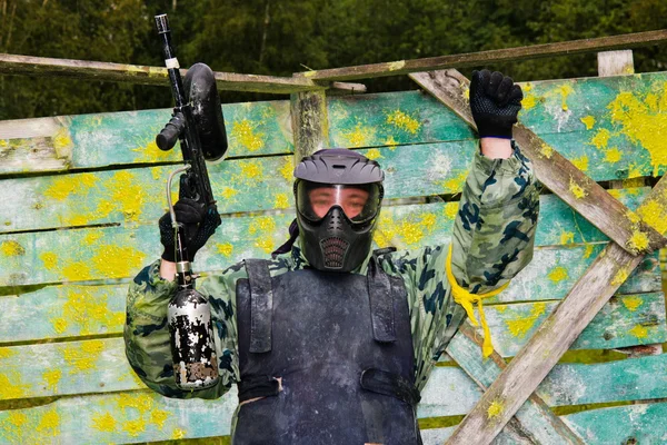 Jogadores de Paintball em plena marcha na faixa de tiro — Fotografia de Stock