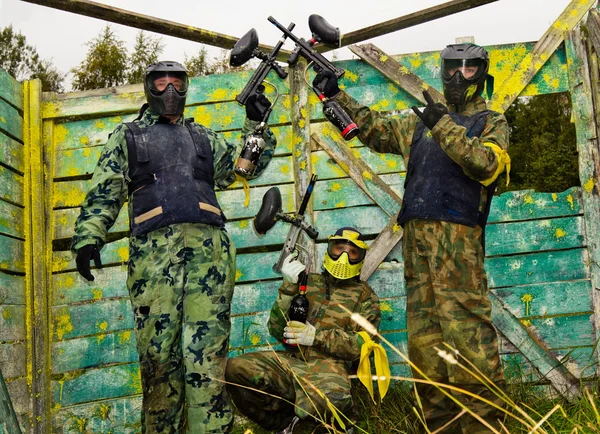 Jogadores de Paintball em plena marcha na faixa de tiro — Fotografia de Stock