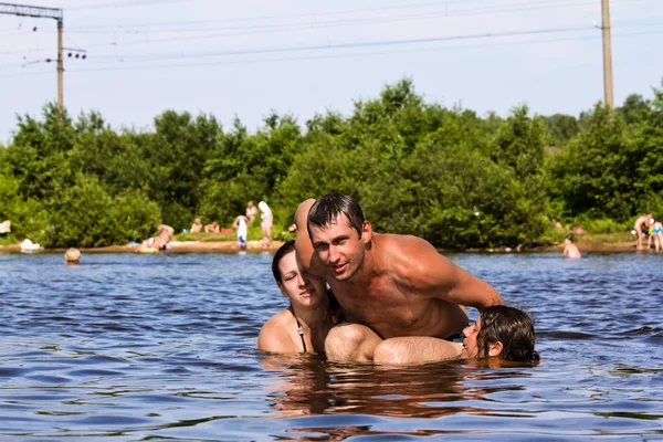 Gençlerin Zıpla ve göl çevresinde splash — Stok fotoğraf