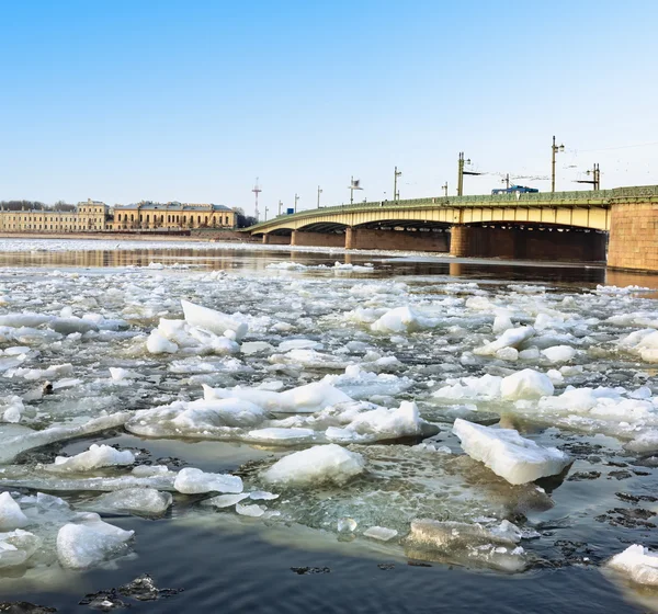 Témpanos de hielo de primavera en el río Neva en San Petersburgo Vista del puente Liteiny . — Foto de Stock