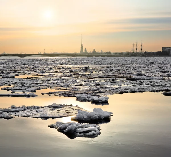 Frühlingshafte Eisschollen auf der Newa in Sankt Petersburg. Blick auf die Festung Peter und Paul im Sonnenuntergang — Stockfoto