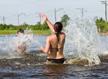 gençlerin Zıpla ve göl çevresinde splash