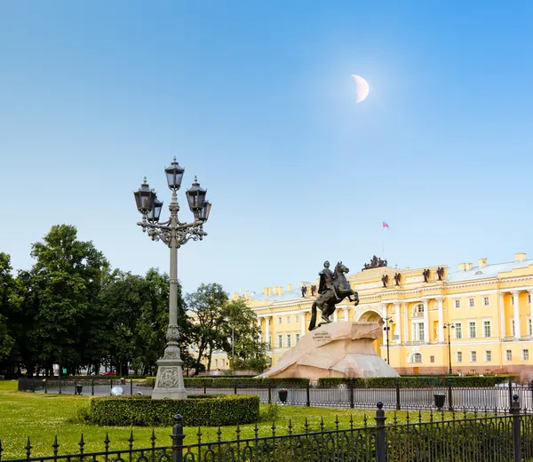 Белые ночи в Санкт-Петербурге. Памятник Петру I в ночь луны — стоковое фото