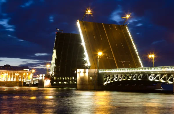 Puente del Palacio en San Petersburgo noches blancas — Foto de Stock