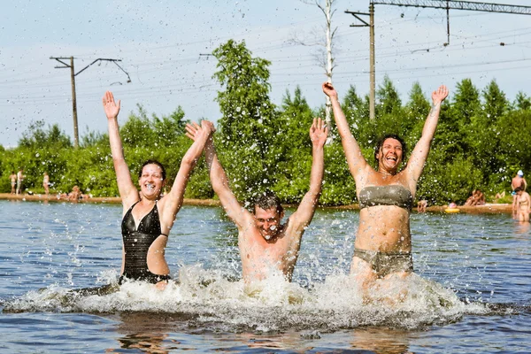 Gençlerin Zıpla ve göl çevresinde splash — Stok fotoğraf