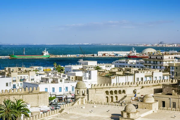 Vanuit de hoogte uitzicht over de haven en de medina van sousse tun — Stockfoto