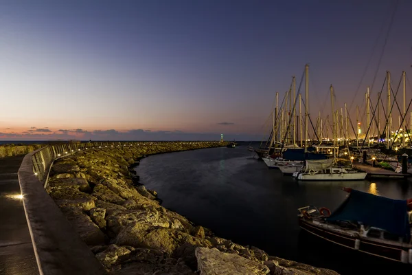 Båtar i hamnen i tel aviv vid solnedgången — Stockfoto