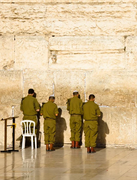 Les soldats de l'armée israélienne prient sur le mur occidental de Jérusalem — Photo