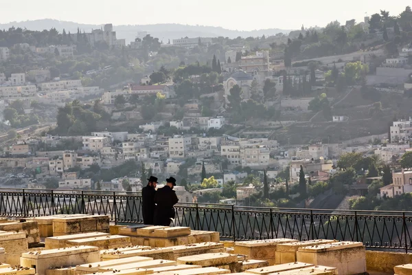 The Jews at the ancestral graves on the Mount of olives in Jerusalem — Stock Photo, Image